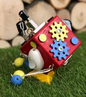 Бізікубік стандарт червоного кольору 8х8 см з жовто-синіми деталями універсальний