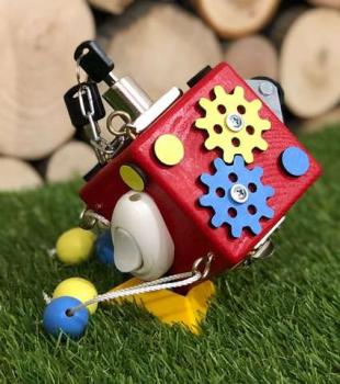 Бізікубік стандарт червоного кольору 8х8 см з жовто-синіми деталями універсальний